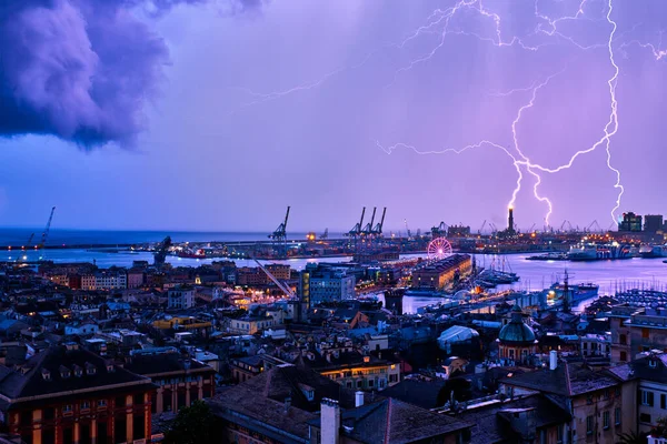 Vista noturna do porto de Génova com trovoada e iluminação, Itália — Fotografia de Stock