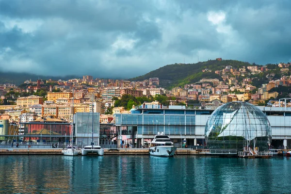 Genova kikötő jachtokkal és hajókkal. Genova, Olaszország — Stock Fotó