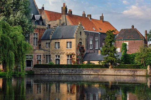 Kanál a staré domy. Bruges Brugge, Belgie — Stock fotografie