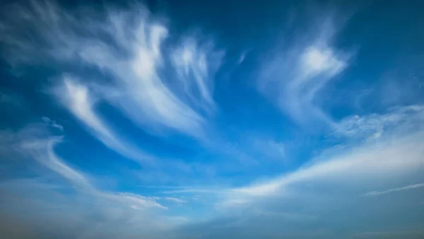 Blue sky with whie Cirrus clouds — Stock Photo, Image