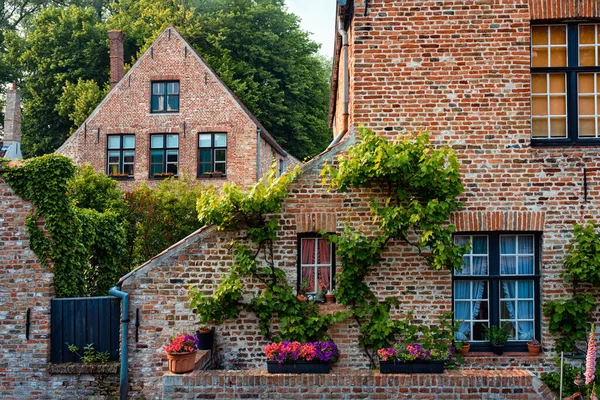 Oude huizen van Begijnhof Begijnhof Begijnhof met bloemen in Brugge, België — Stockfoto