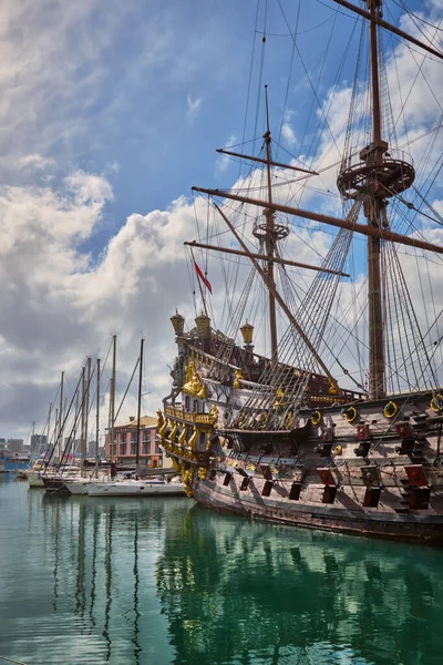 Porto de Génova, Itália com réplica de navio de um galeão espanhol do século XVII — Fotografia de Stock