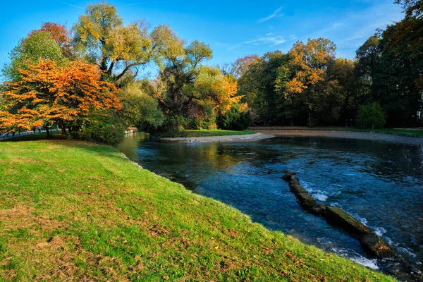 Golden autumn fall October in famous Munich relax place - Englishgarten. Munchen, Bavaria, Germany — Stock Photo, Image