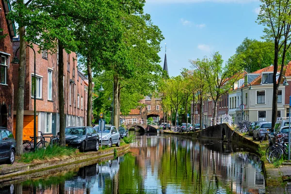 Auto 's op grachtengordel in de Delftse straat. Delft, Nederland — Stockfoto