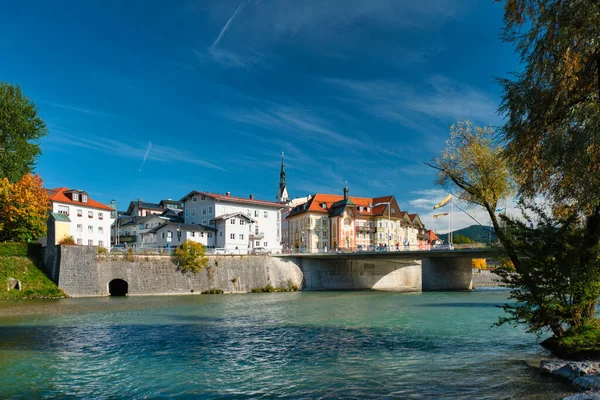 Bad Tolz - pintoresca ciudad turística en Baviera, Alemania en otoño y el río Isar — Foto de Stock