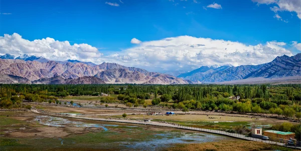 Shey Sarayı 'ndan İndus Vadisi manzarası. Ladakh, Hindistan — Stok fotoğraf