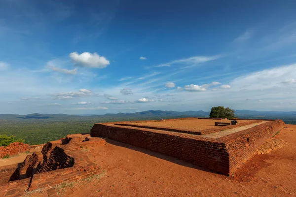 Ruinas en la cima de la roca Sigiriya — Foto de Stock