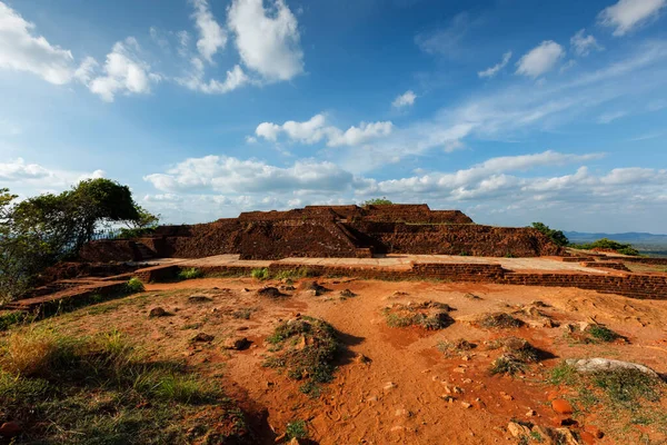 Ruinas en la cima de la roca Sigiriya — Foto de Stock