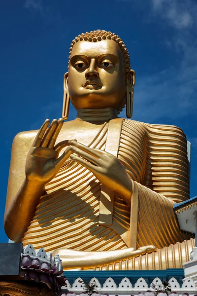 金の寺院の屋根の上の金の仏像, Dambulla,スリランカ — ストック写真
