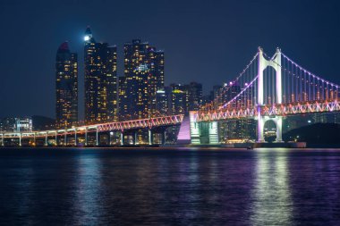 Gwangan Köprüsü ve gece gökdelenleri. Busan, Güney Kore