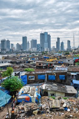 Bandra 'nın gecekondu mahallelerinde Mumbai gökyüzü manzarası