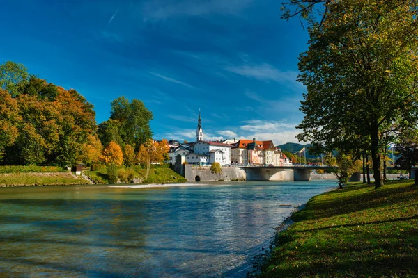 Bad Tolz - pittoreske badplaats in Beieren, Duitsland in de herfst en Isar rivier — Stockfoto