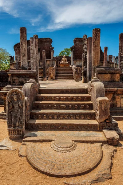 Antigua estupa budista Vatadage en la antigua ciudad de Pollonaruwa, Sri Lanka — Foto de Stock