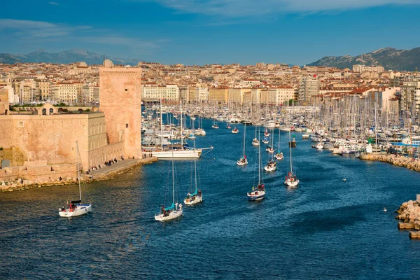 Jachty připlouvají do Marseille Old Port při západu slunce. Marseille, Francie — Stock fotografie