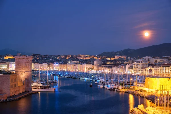 Marseille Old Port a Fort Saint-Jean v noci. Marseille, Francie — Stock fotografie