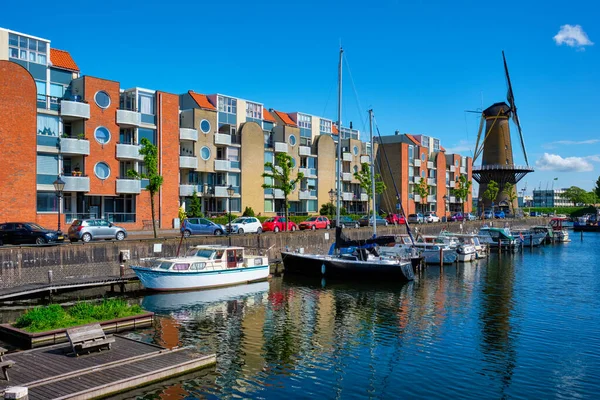 Kilátás a kikötőre Delfshaven és a régi gabona malom De Destilleerketel. Rotterdam, Hollandia — Stock Fotó