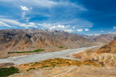 Himalayalar 'daki Spiti vadisi ve Spiti nehri manzarası.