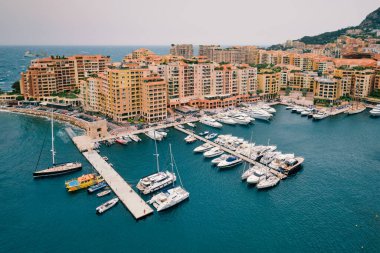 Monaco, Moncte Carlo 'da yatları ve tekneleri olan liman.