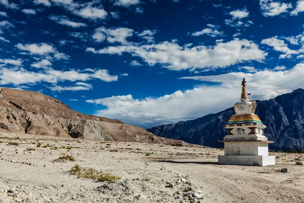 Chorten no Himalaia. Nubra Valley, Ladakh, Índia — Fotografia de Stock