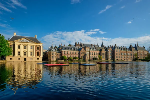 Hofvijver Lake and Binnenhof, The Hague — стокове фото