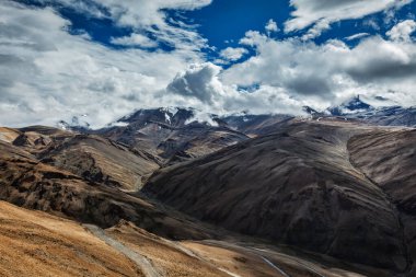 Himalaya peyzaj tanglang-la yakın geçer. Ladakh, Hindistan