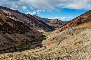 Tanglang la Pass yakınlarındaki vadi manzarası