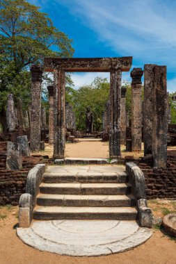 Eski harabelerde lekeli Buda heykeli