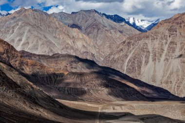 Kardung La Geçidi yakınlarındaki Himalayalar 'ın manzarası. Ladakh, Hindistan