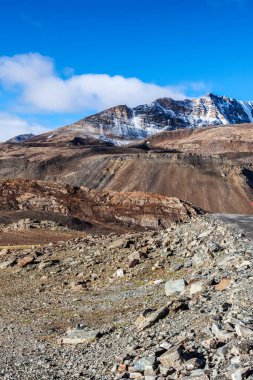 Himalayalar 'ın Manali-Leh yolu boyunca uzanan manzarası