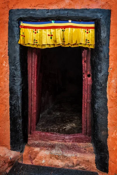 Drzwi gompy Tsemo. Leh, Ladakh, Indie — Zdjęcie stockowe