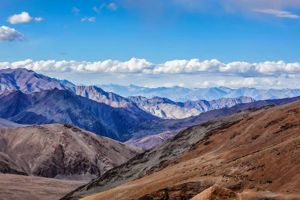 Utsikt nära Tanglang la Pass i Himalaya — Stockfoto