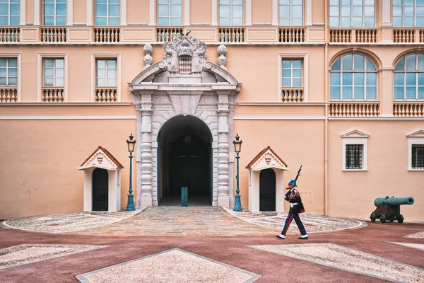 Pohyb rozmazal pochodující stráž před knížecím palácem v Monaku — Stock fotografie