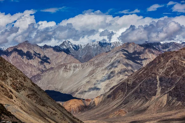 Widok na Himalaje w pobliżu Kardung La przełęczy. Ladakh, Indie — Zdjęcie stockowe