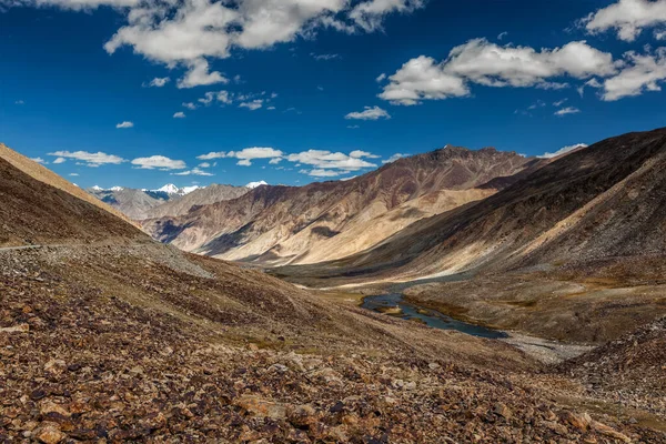 Kardung La Geçidi yakınlarındaki Himalayalar 'ın manzarası. Ladakh, Hindistan