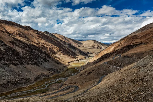 Paisaje del Himalaya cerca del paso Tanglang-La. Ladakh, India — Foto de Stock
