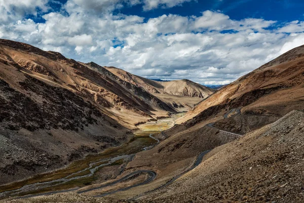 Tanglang ラの近くのヒマラヤの風景を渡します。ラダック、インド — ストック写真