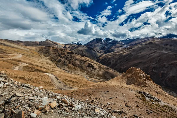 Himalayan landscape near Tanglang-La pass. Ladakh, India — Stock Photo, Image