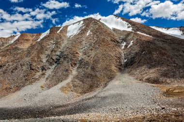 Kardung La Geçidi yakınlarındaki Himalayalar 'ın manzarası. Ladakh, Hindistan