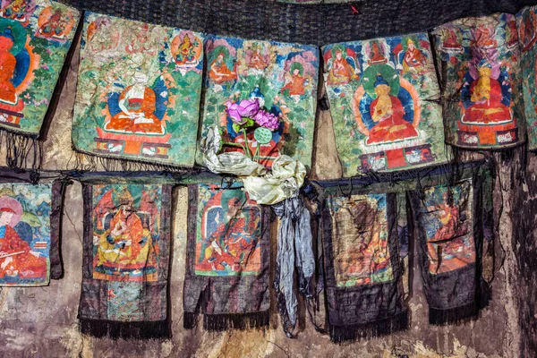 감사하는 자들 - 실크에 새겨진 불교 그림 — 스톡 사진
