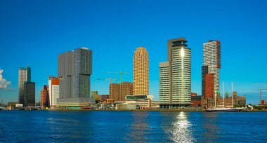 Rotterdam gökdelenleri Nieuwe Maas nehrinin ufuk çizgisi manzarası. Rotterdam