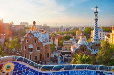 Guell Park 'tan Barselona şehir manzarası. Park Guell 'deki renkli mozaik binanın gün doğumu manzarası
