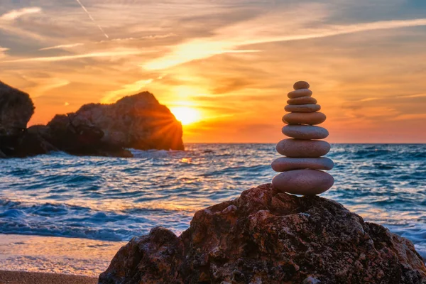 Concetto di equilibrio e armonia - pila di pietra sulla spiaggia — Foto Stock