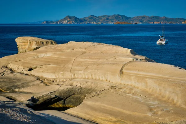 Jachtboot bij Sarakiniko Beach in de Egeïsche Zee, Milos eiland, Griekenland — Stockfoto