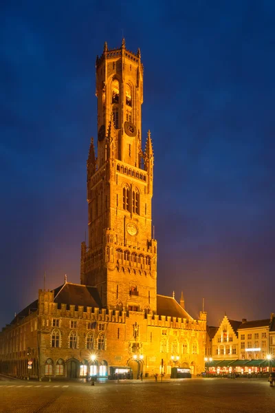 Πύργος Belfry και πλατεία Grote Markt στη Bruges, Βέλγιο το σούρουπο στο λυκόφως — Φωτογραφία Αρχείου