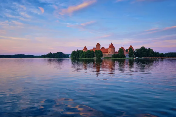Zamek na wyspie Trakai, Jezioro Galve, Litwa — Zdjęcie stockowe