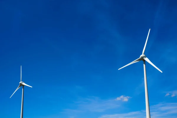 Les éoliennes dans le ciel — Photo