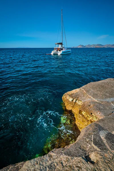 Barche a vela a Sarakiniko Spiaggia nel Mar Egeo, isola di Milos, Grecia — Foto Stock