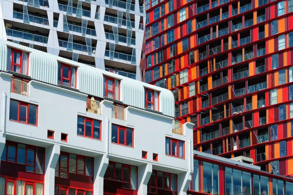 Pencereleri ve balkonları olan modern apartman cephesi. Rotterdam — Stok fotoğraf