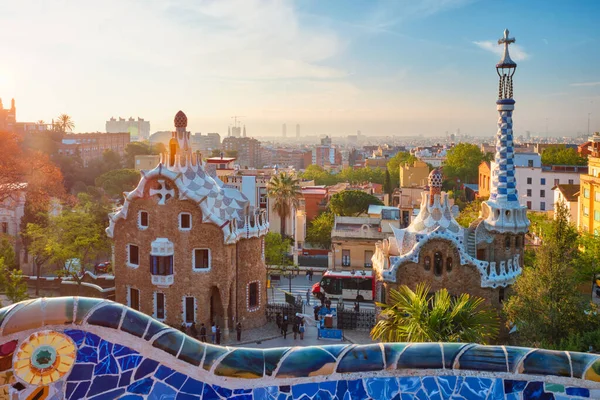 Uitzicht op de stad Barcelona vanaf Guell Park. Zonsopgang uitzicht op kleurrijke mozaïek gebouw in Park Guell — Stockfoto