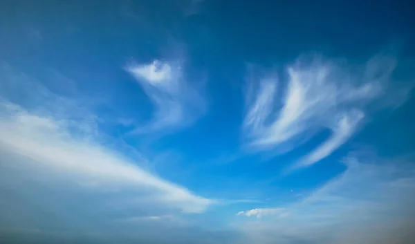 Blauwe lucht met witte Cirrus wolken — Stockfoto